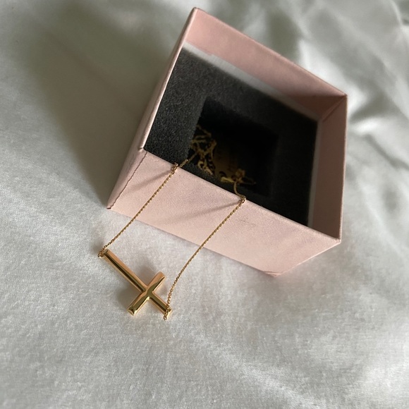 14kt gold crossnecklace willing to negotiate price